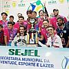 Equipe com  taça conquistada na competição
